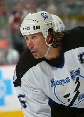 Left wing Dave Andreychuk Tampa Bay Lightning is on the ice - Ice Hockey Photo