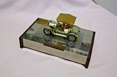 VINTAGE LESNEY YESTERYEAR DRUCKGUSS AUTO MONTIERT AUF EDELSTAHL ZIGARETTENDOSE 112