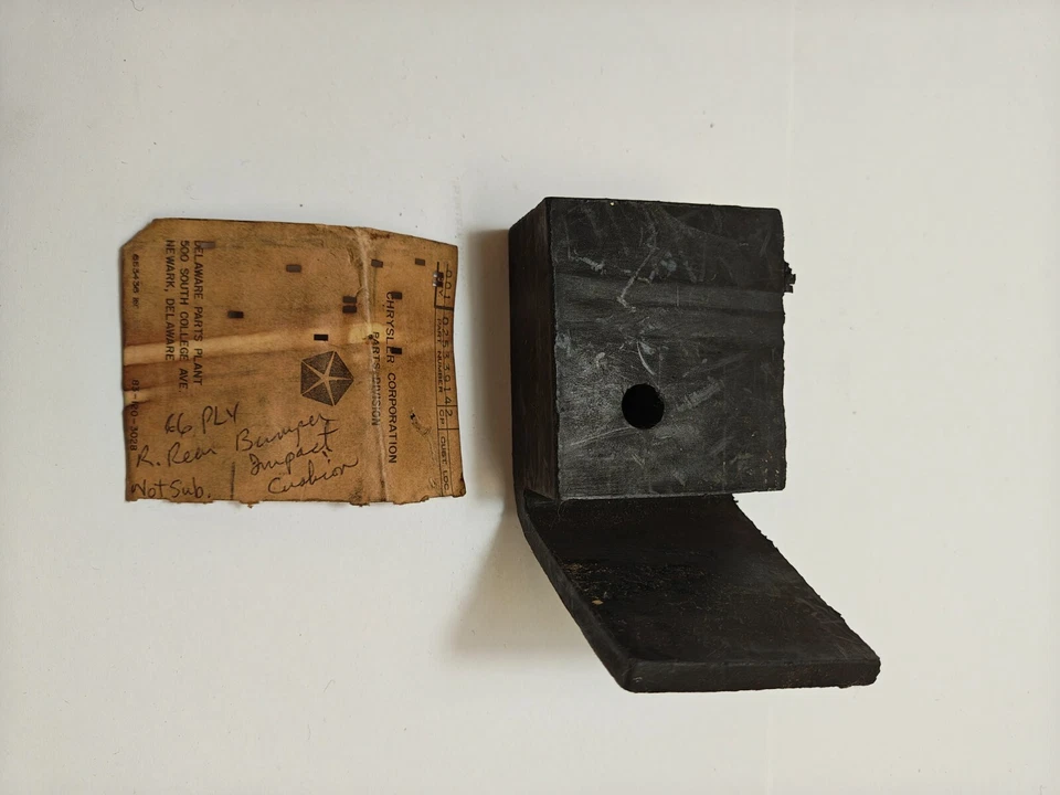 1966 Plymouth Fury I II III 右后保险杠冲击垫 2533914 NOS。 — 第 3/4 张图片