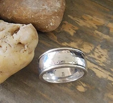 Retired James Avery SIZE 10 .5 Wide Hammered Rotating Band Ring NEAT Piece!