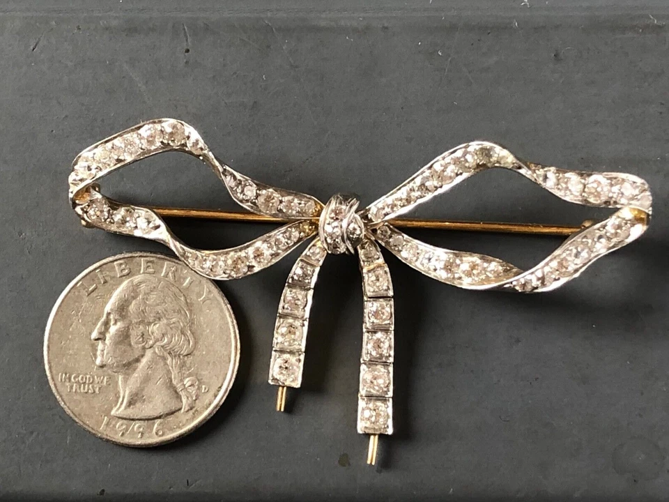 Broche grande Art Deco con lazo de diamantes y oro platino
