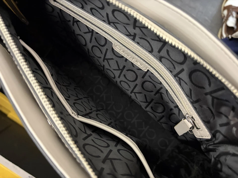 Bolso de Mano Lucy Triple Compartimento Calvin Klein con Correa Bandolera Foto 4 de 4