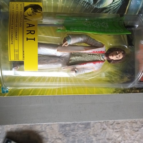 Planet of The Apes - Ari with Battle Flag Action Figure - Picture 5 of 6