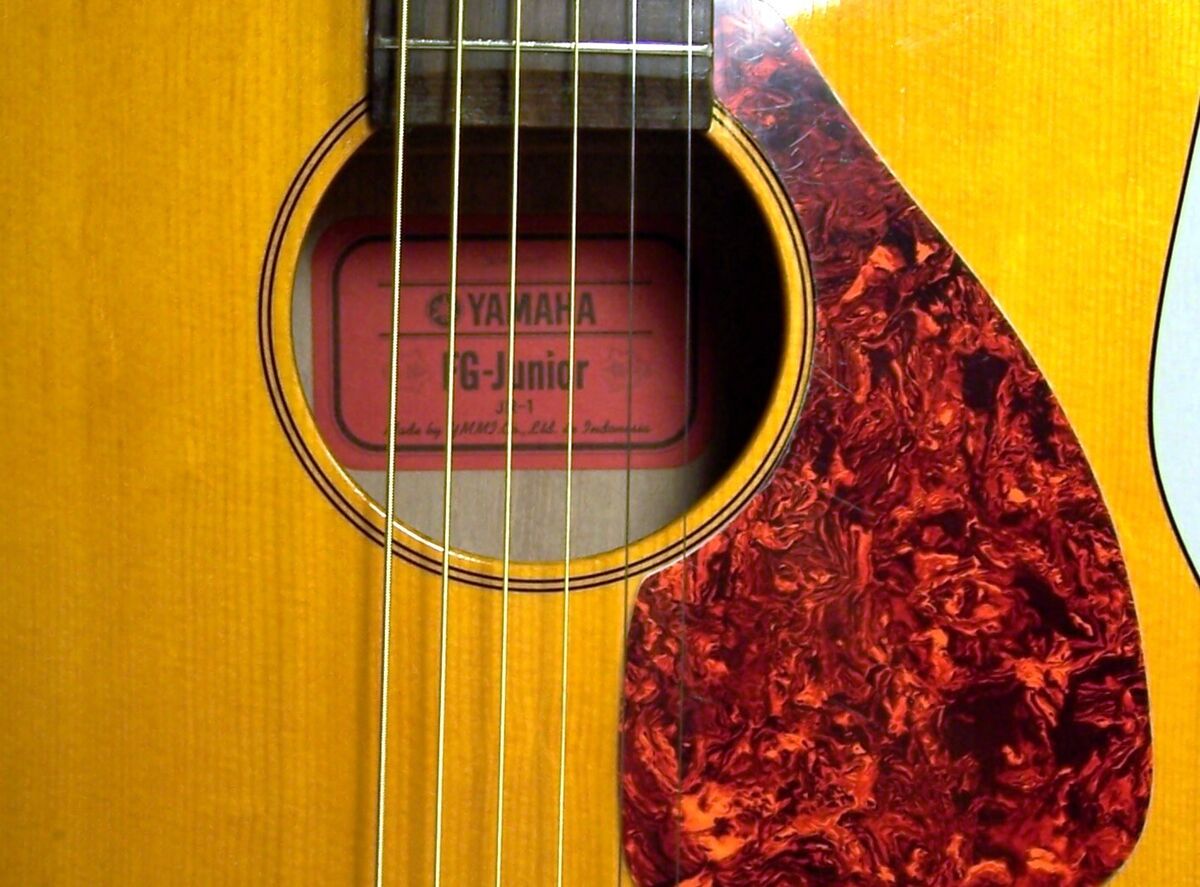 Yamaha FG-Junior JR1 Red Label Acoustic Guitar, Case, Strap Yamaha FG-Junior JR1 Red Label Acoustic Guitar, Case, Strap