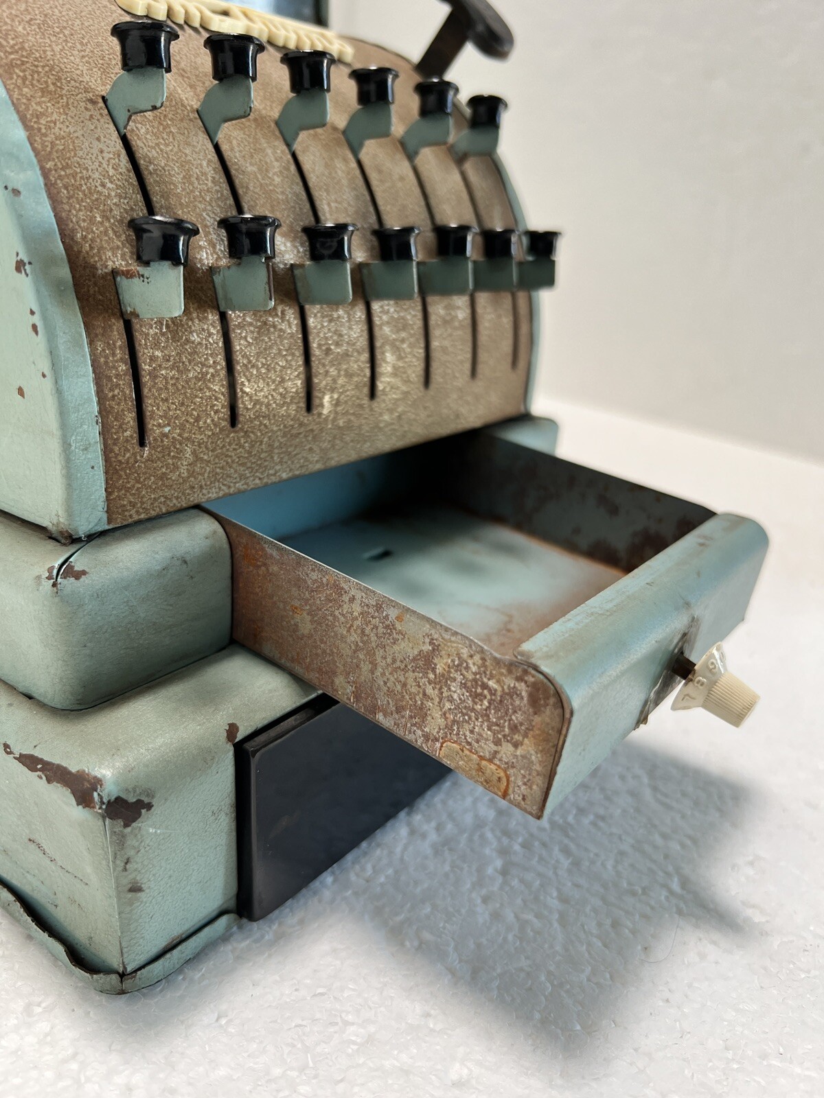 как выглядит Tom Thumb Vintage Metal Cash Register Toy Western Stamping Blue Green Working фото