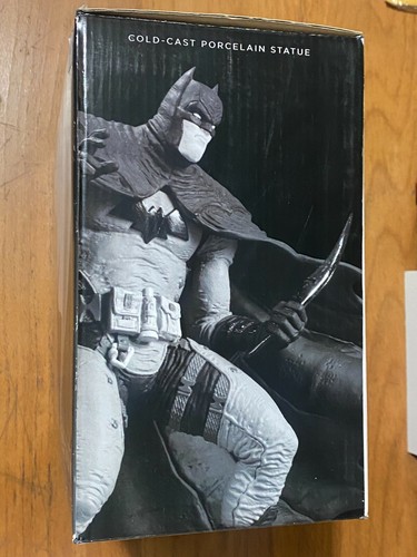 Batman Black and White Statue Rafael Grampa - Picture 11 of 12