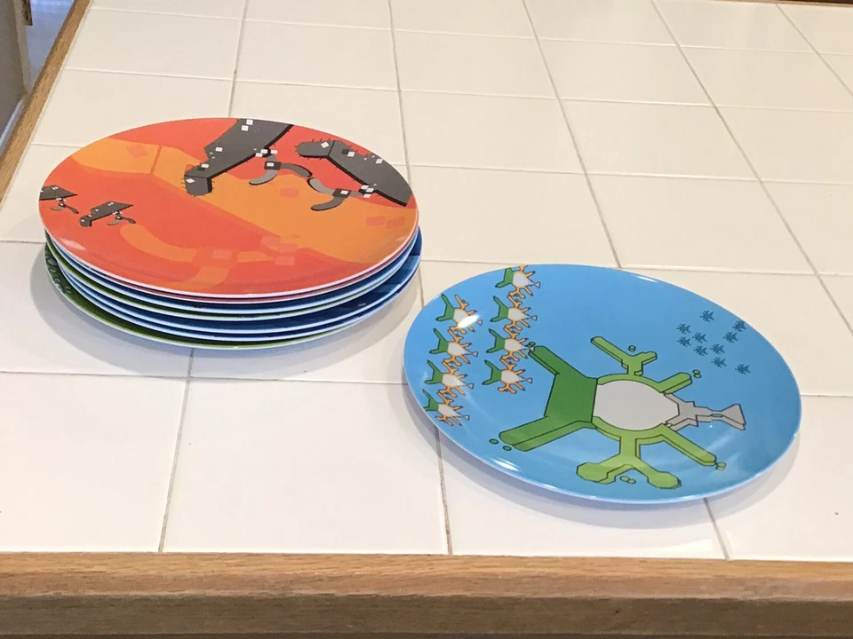 "Juego de 8 platos de 10"" de melamina con mapa de terminal de aeropuerto moderno hecho en Atlas" Foto 2 de 4