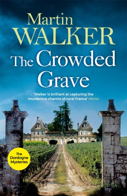 The Crowded Grave The Dordogne Mysteries 4 by Martin Walker (Paperback Book)