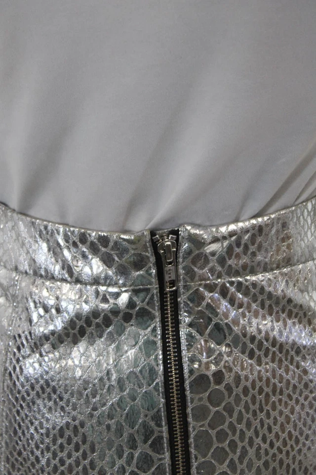 Falda plateada con estampado de piel de serpiente de imitación de cuero para mujer Milly of New York talla 4 Foto 4 de 4