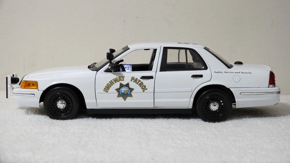 1/18 California CHP 2001 Ford Crown Victoria Lights and Siren SEE DESCRIPTION! - Image 3 of 4