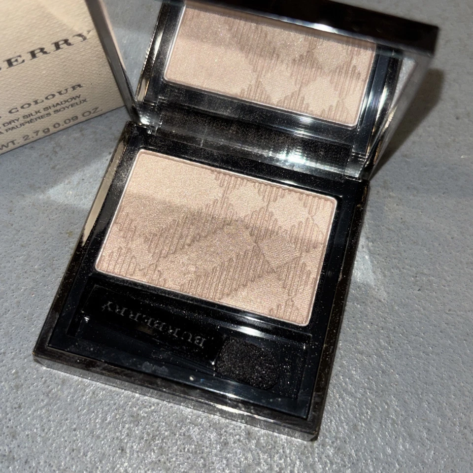 Burberry Ojos Color Húmedo y Seco Sombra Cebada Pálida Número 102 2.7 Gr Leer Foto 2 de 4