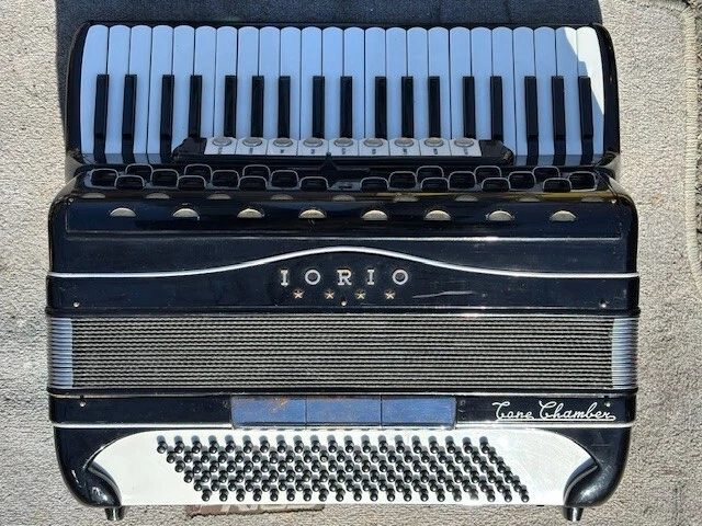 Vintage Iorio Accordion with Tone Chamber Black 9 Treble 3 Bass Selects - Image 2 of 4