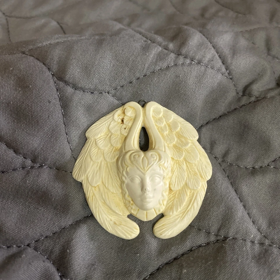 Cara pequeña Laura Mears con alas  Foto 3 de 3