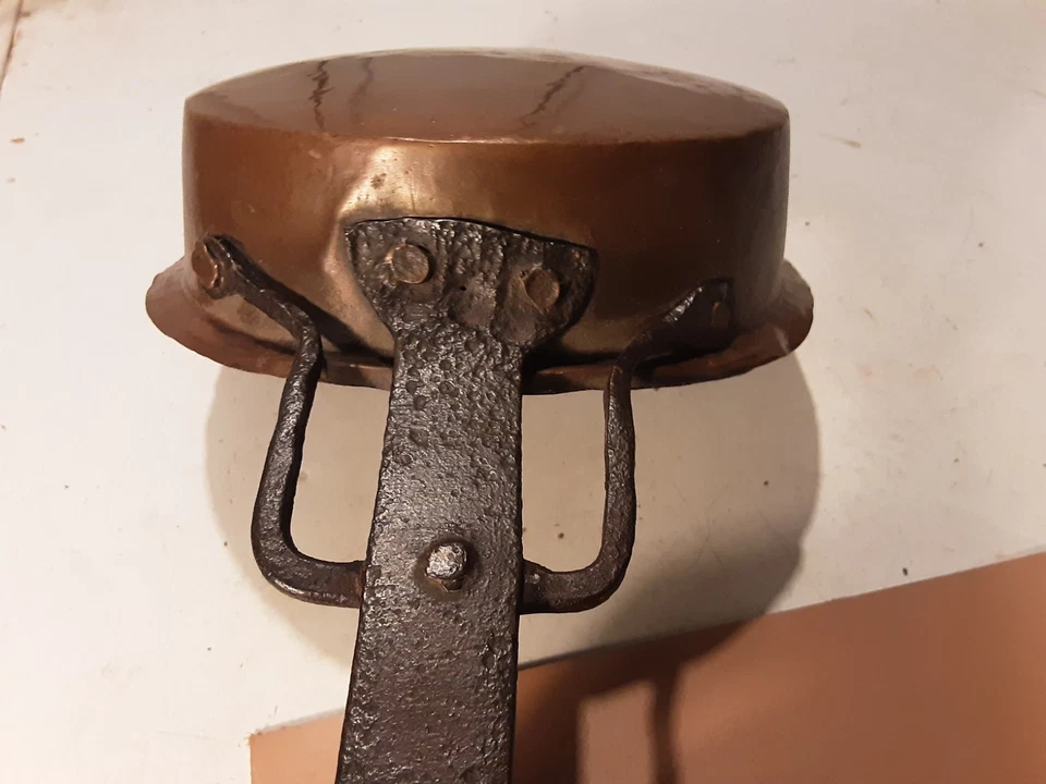 ANTICA PADELLA RAME E FERRO DIAMETRO 19 ALTEZZA 5 LUNGHEZZA MANICO COMPRESO 46 C - Immagine 3 di 4