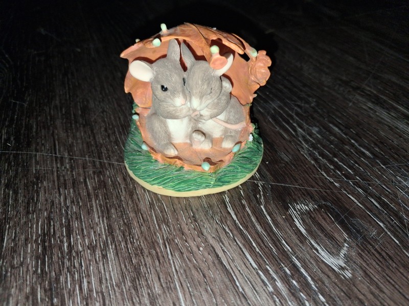 Fitz and Floyd Charming Tails WEATHER THE STORM 97/722 Figurine  Retired