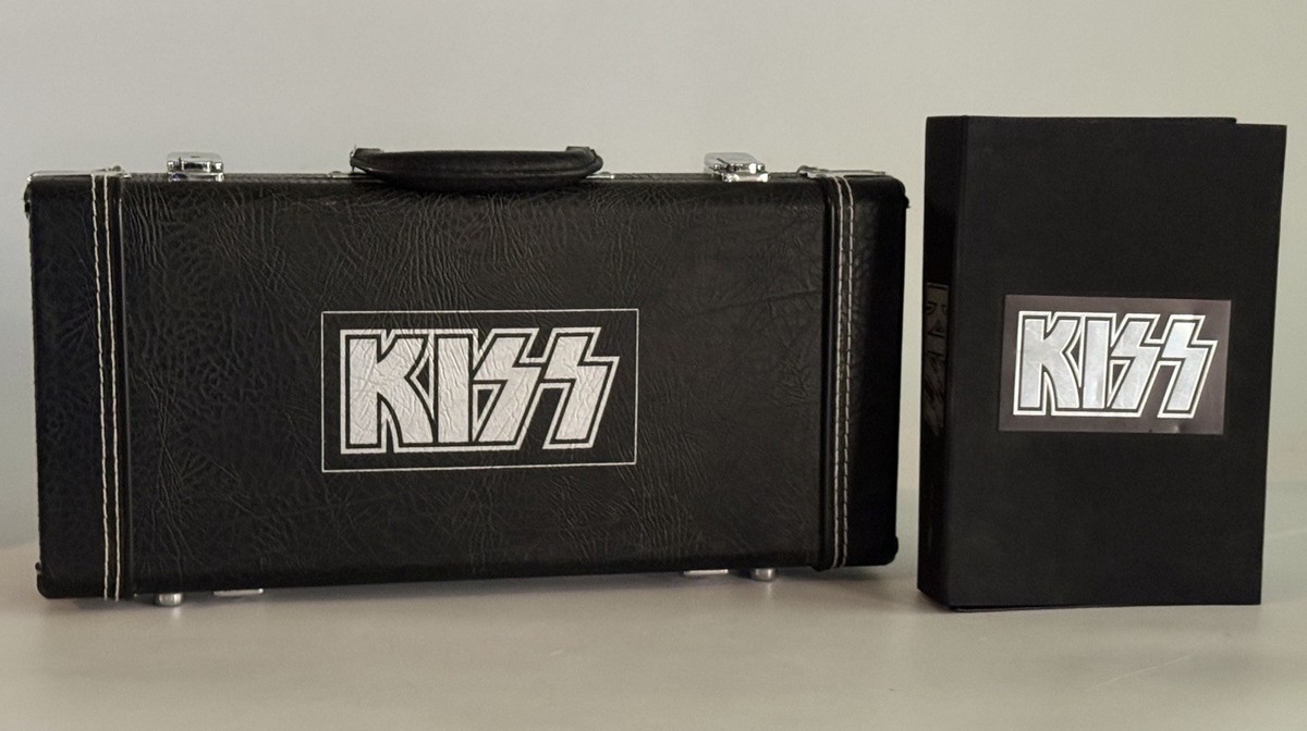KISS 地獄のギター・ケース　キッス　CD5枚組みBOX 未開封新品　直輸入盤 KISS The Box Set Lot 2x 5-CD 2001 Guitar Case + Standard Edition w