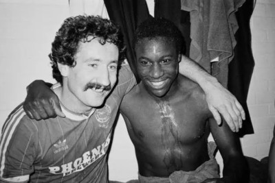 Fußballspieler von Brighton and Hove FC Gerry Ryan und Terry Connor 4x6 Foto 