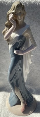 Anmutige Figur einer Frau handbemalt hochwertiges Porzellan 24,5 cm hoch