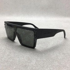 Louis Vuitton Men s Square Sunglasses Black Plastic Frame Black Tinted Lenses