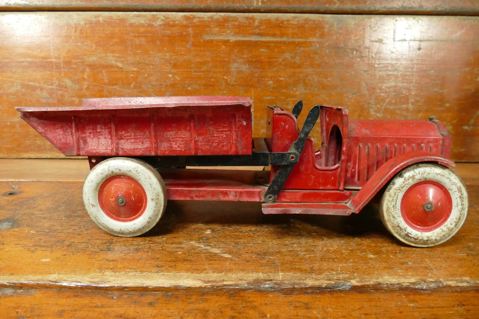 Camión de volteo Structo rojo vintage antiguo de los años 20 de acero prensado temprano - funcionando Foto 3 de 4