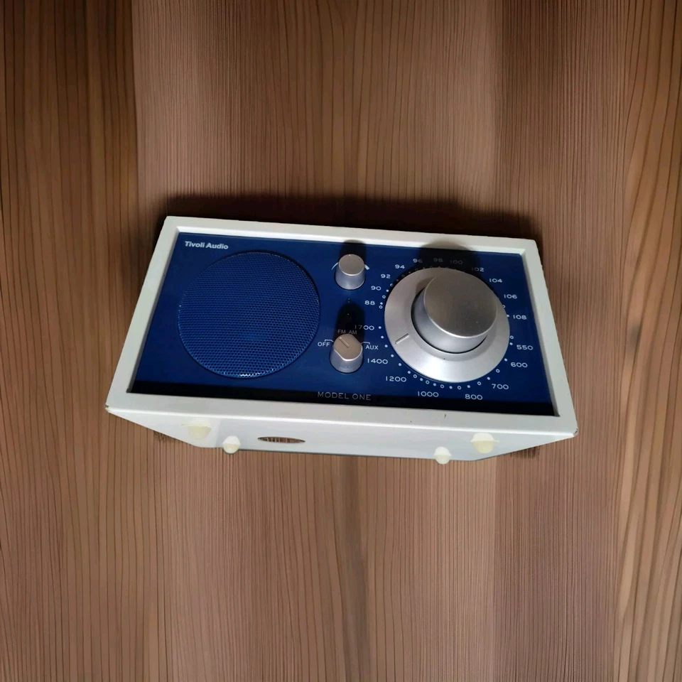 Tivoli Frost White Collection Model One AM/FM Table Radio (Frost White and... - Image 4 of 4