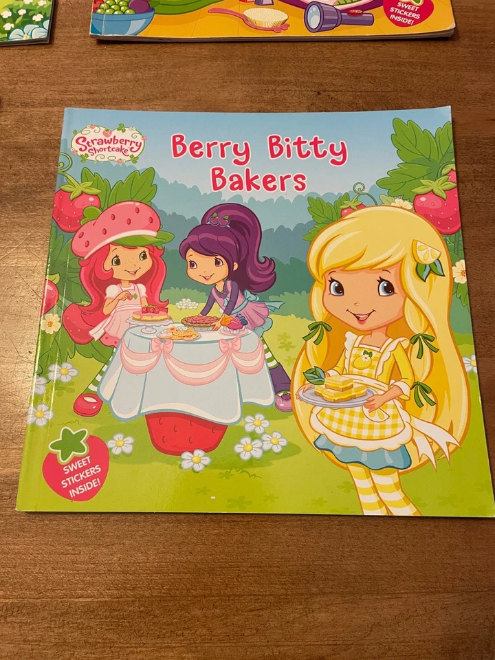 4 strawberry shortcake books some with stickers, 2005-2012 Foto 3 de 4