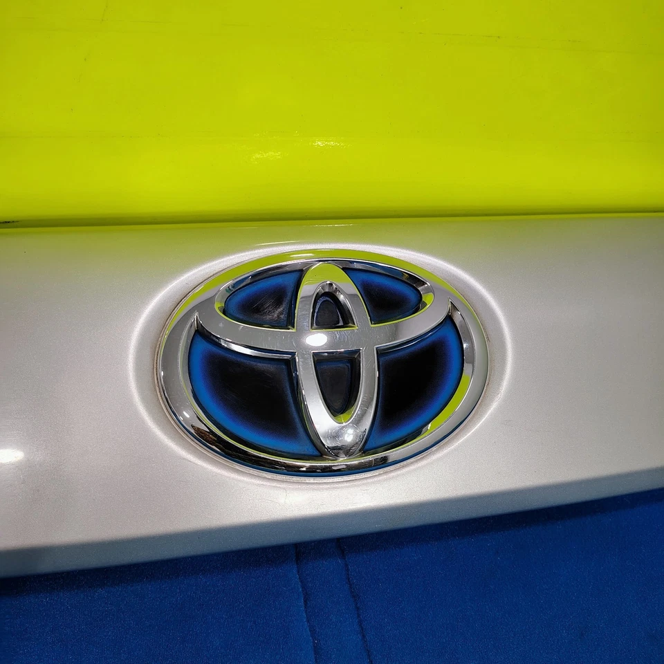 Toyota Prius V 2012-2014 puerta levadiza adorno plata OEM  Foto 2 de 4