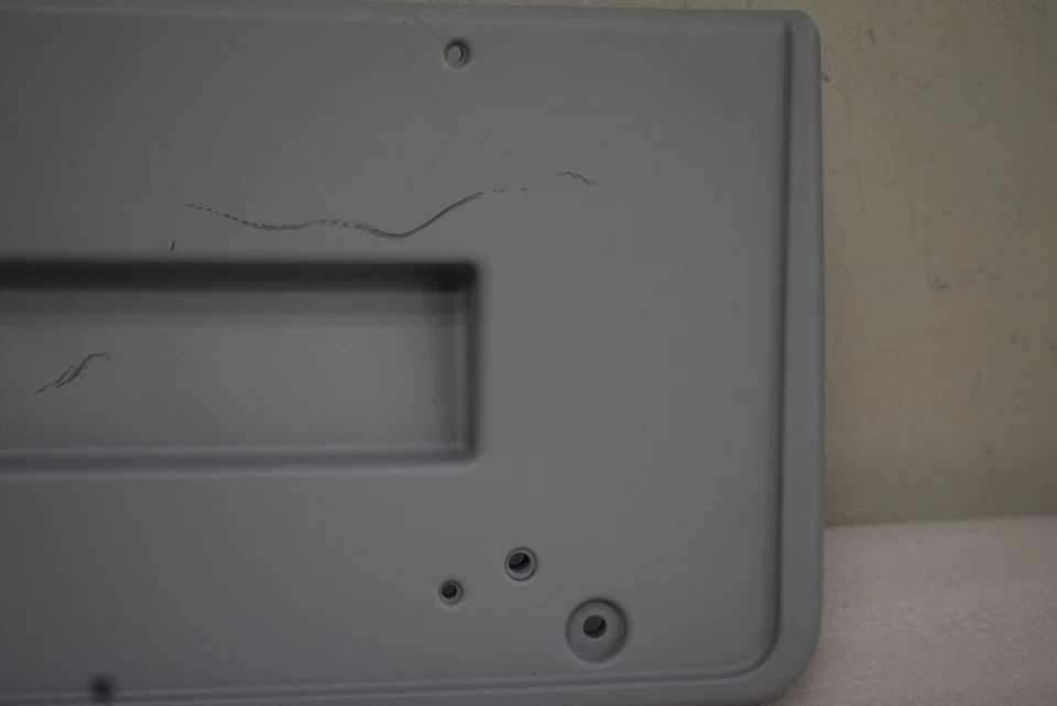 BMW M3 2006 soporte de matrícula delantero OEM de fábrica Foto 3 de 4