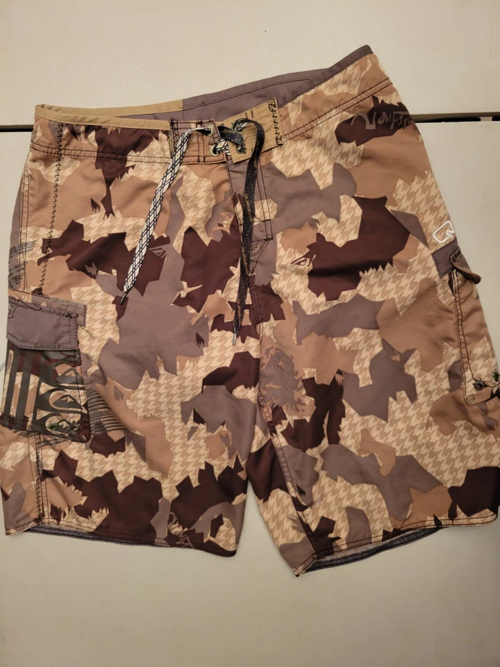 Pantalones Cortos de Tabla Quiksilver Camuflados Hombres 32 Marrón Surf Patín Y2K Retro Perro Perro Diente Foto 2 de 4