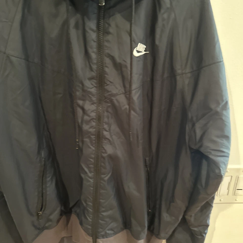 Nike Sportswear Corredor de viento negro talla pequeña Foto 3 de 4