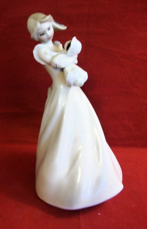 Royal Doulton Figurine Reflections Dreaming HN3133 Girl w/Baby Doll 1986