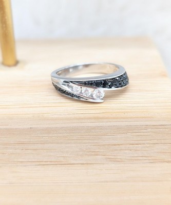 Weißgold Kreuzring zentriert mit 3 weißen Diamanten ca. 0,20ct Schulter