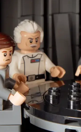 LEGO Star Wars полковник Юларен эксклюзивная минифигурка Звезда смерти 75419 - в руке - Изображение 4 из 4