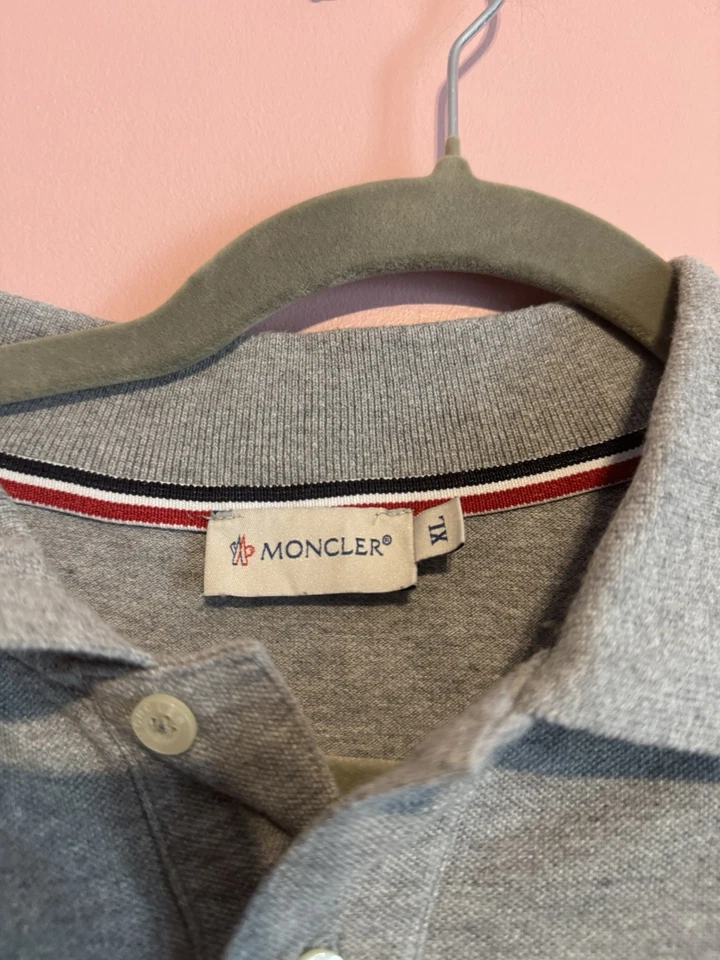 Polo Moncler taille XL Gris en superbe état  - Photo 4/4