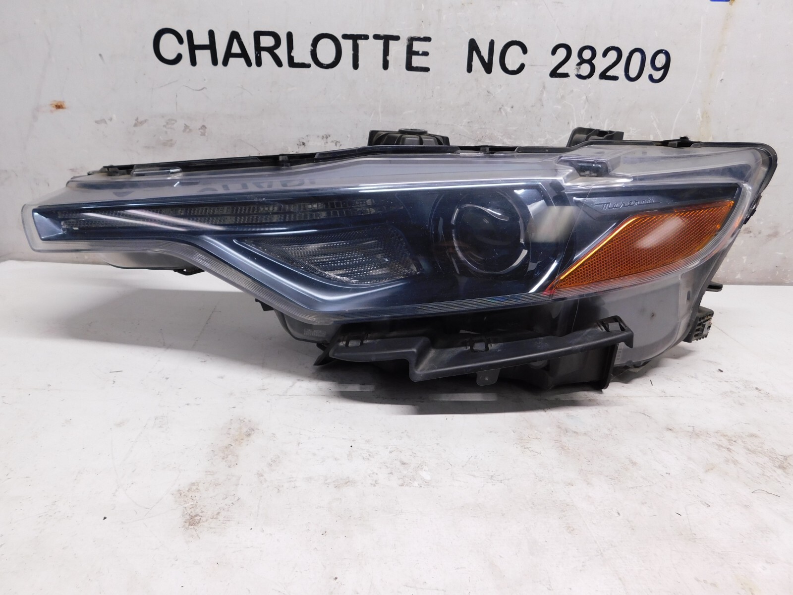2017-2020 Maserati Levante Xenon HID LH Driver Side Headlight OEM 17-20