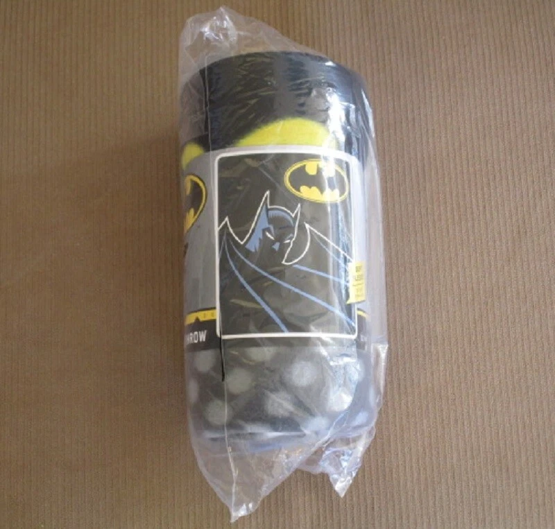 New Batman Silhouette Fleece Throw Gift Blanket DC Comics Superhero Shield Logo - Image 3 of 3