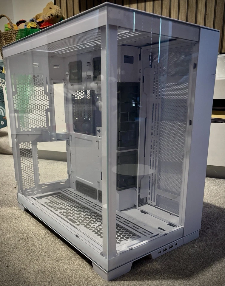 Lian Li O11 Dynamic Evo RGB Mid-Tower White Computer Case - Image 2 of 3