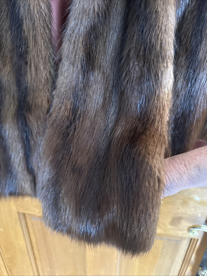 1950s Mink Fur Stole Dark Brown With Pockets & Satin Lining. Clip Closure! - Image 3 of 4