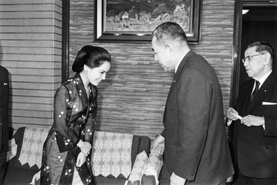 Dewi Sukarno wife Indonesian President Sukarno hands a letter from- Old Photo
