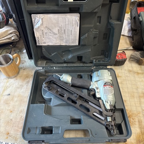 Hitachi NT-65MA4(S) Pneumatic 15 Gauge Angled Finish Nail Gun lightly used - Picture 3 of 3
