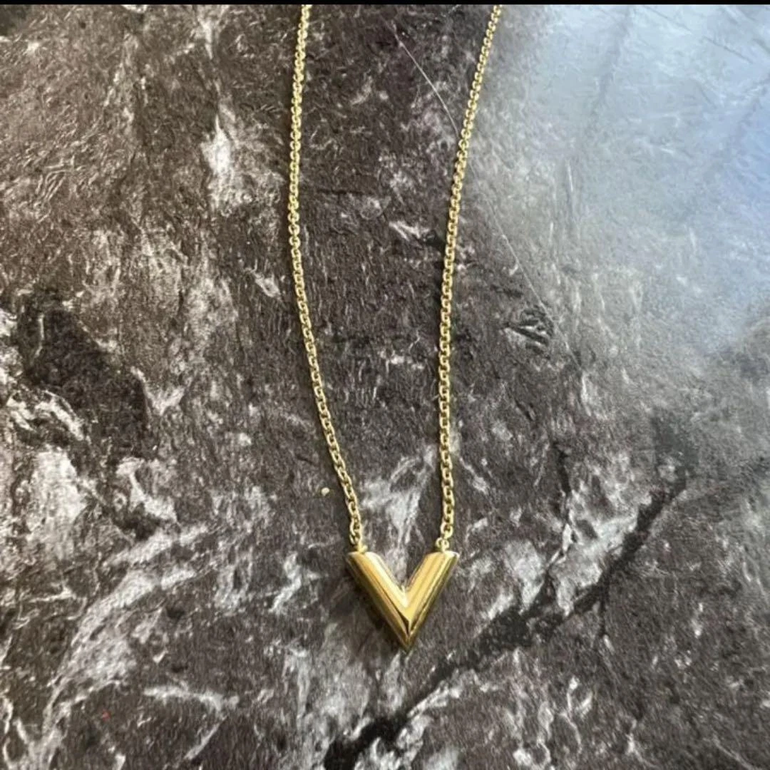 Louis Vuitton Gold Essential V Necklace QJJCFG17DF014 | WGACA