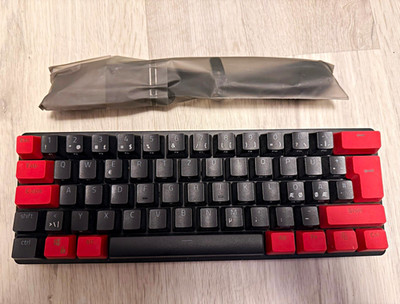 Razer Huntsman Mini mit roten Keycaps