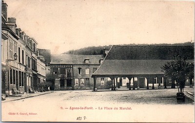 27 LYONS LA FORET - la place du marche.