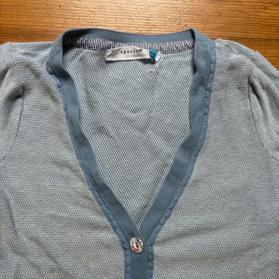 Gorrión Azul Blanco Cabaña Floral Botón Cárdigan Suéter TALLA M Foto 2 de 4