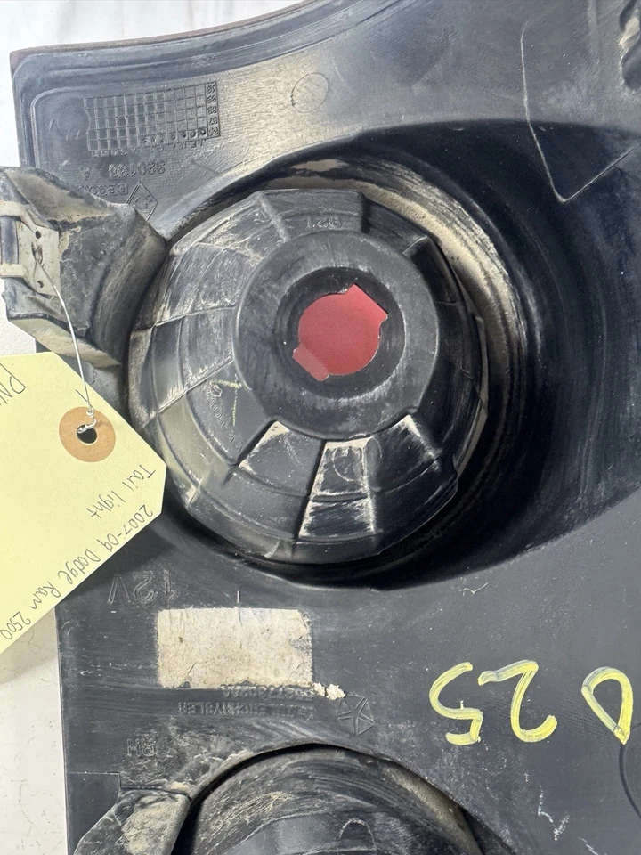 Luz trasera de pasajero Dodge Ram 2500 2007-09 Foto 3 de 4