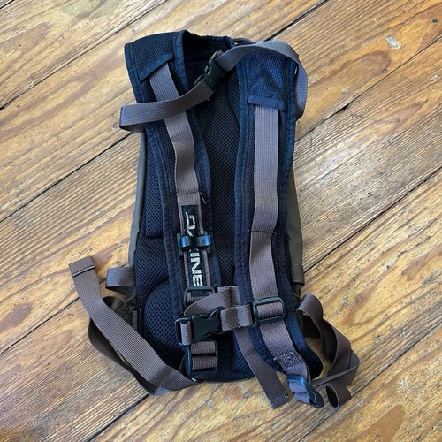 Dakine Shuttle Hydration 6L Backpack Plaid Green Lightweight Hiking Cycling Read - Picture 4 of 11