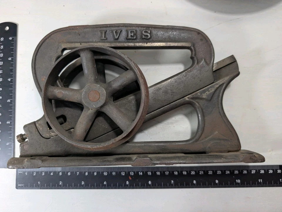 Antiguo rodillo de suspensión de puerta de bolsillo corredera IVES 1886 de hierro fundido individual Foto 2 de 2