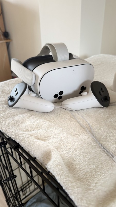 Meta Quest 3S All-in-One VR Headset and Controllers 128GB White