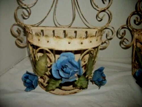 ARANDELAS ITALIANAS TOLE PLANTADOR DE PAREDE ROSAS AZUL CREMOSO ENFERRUJADO METAL LASCADO ETIQUETA ITÁLIA - Imagem 4 de 4