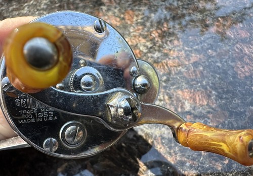 Carrete de pesca vintage Pflueger Skilkast caja de aparejos 1953 fundición de cebo - funciona - Imagen 4 de 7